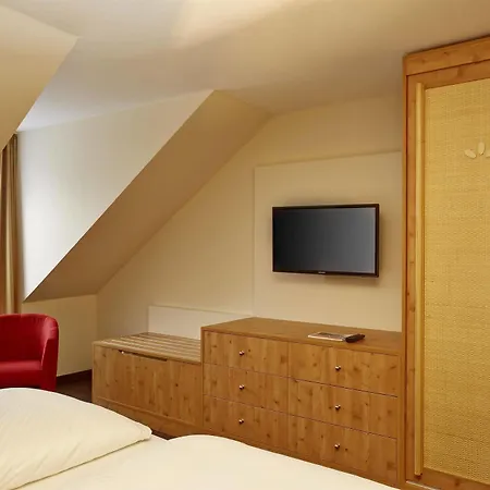 Hotel H+ & 4*